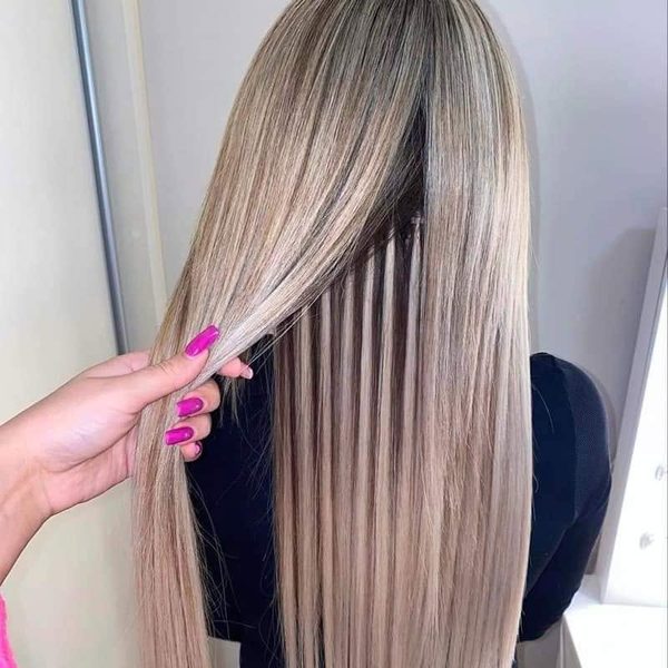 Długie, popielate blond włosy po przedłużaniu